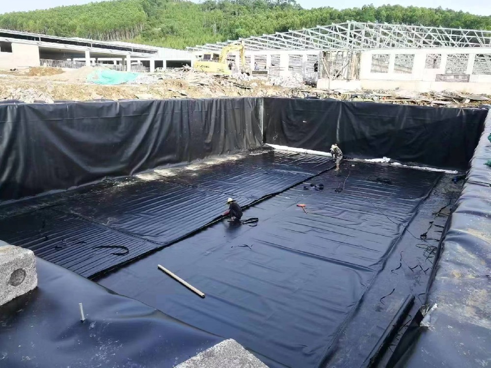 養(yǎng)殖場(chǎng)污水池防滲膜施工焊接圖片